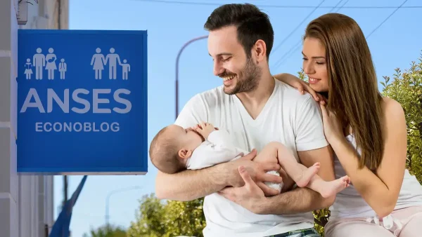 Familia de AUH o SUAF con su bebé en Anses