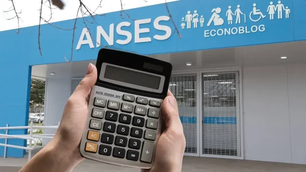 Manos con una calculadora en Anses
