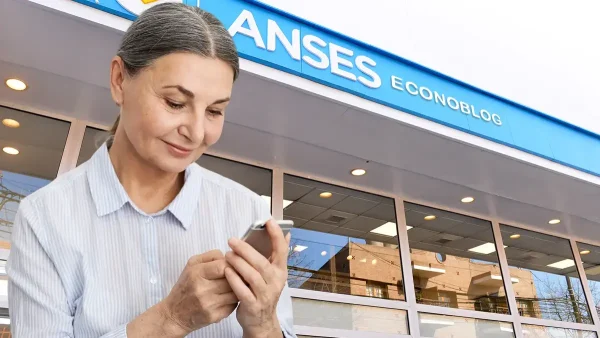 Jubilada con celular frente a Anses
