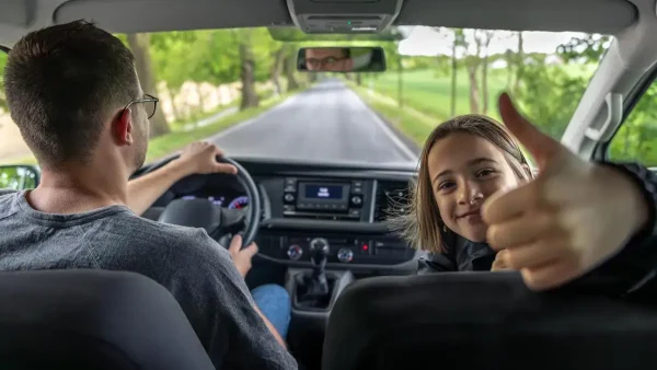 Conduciendo feliz un auto