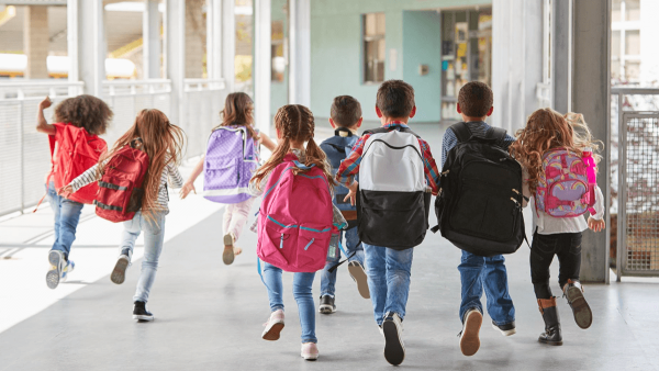 Estudiantes corriendo en la escuela