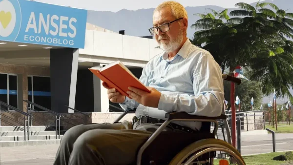 Beneficiario de PNC leyendo en Anses