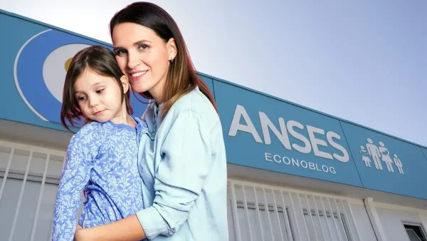 Madre de la AUH frente a cartel de Anses