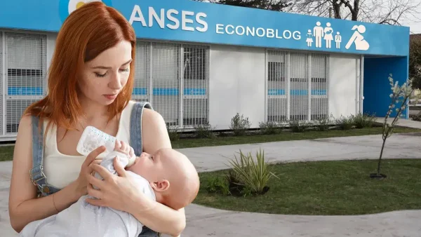 Madre de la AUH en Anses con su bebé