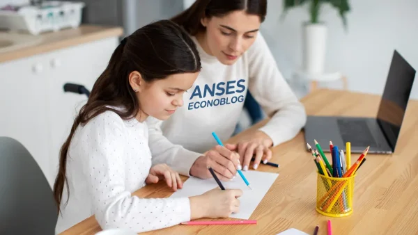 Madre con buzo de Anses