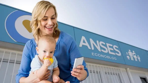 Madre con bebé de la AUH en Anses