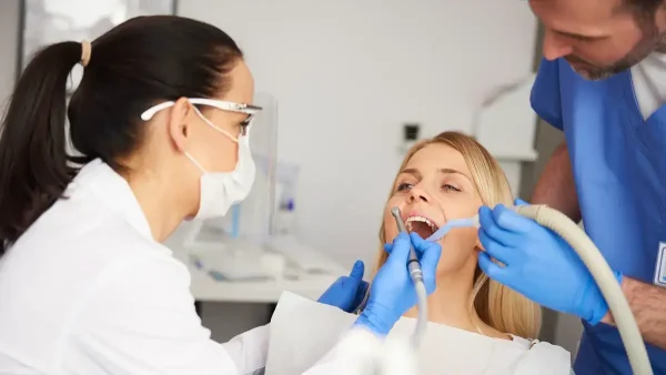 Odontológica trabajando