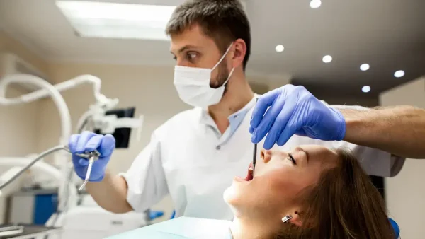 Odontólogo trabajando