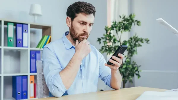 Hombre pensando con su celular