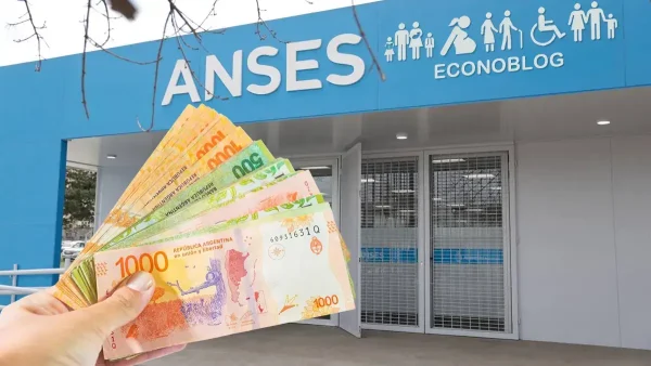 Mano con pesos frente a Anses