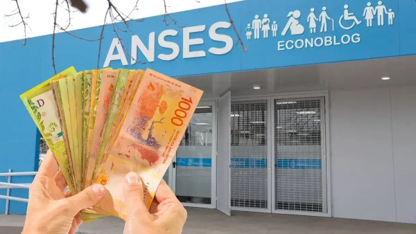 Mano con pesos frente a Anses