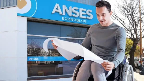 Beneficiario de PNC leyendo un papel en Anses