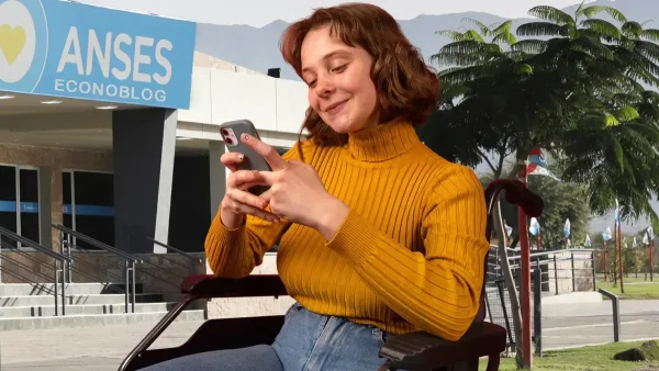 Titular de PNC con su celular en Anses