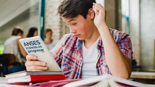 Estudiante Progresar en con tablet de Anses