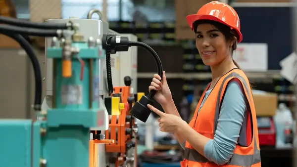 Trabajadora con casco