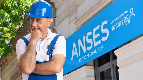 Hombre de Acompañamiento Social pensando en Anses