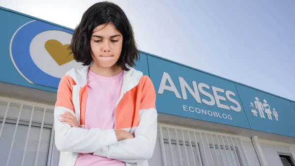 Niña de la AUH enojada en Anses