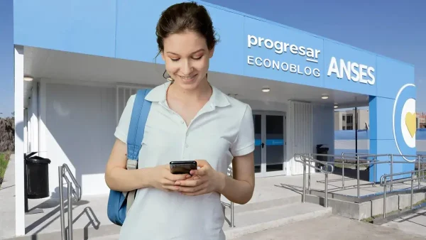 Estudiante Progresar con su celular en oficina de Anses