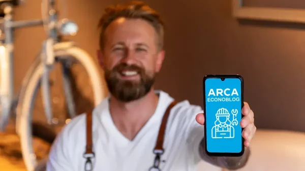 Monotributista con su celular en ARCA