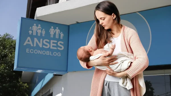 Madre con bebé de AUH y SAUF en Anses