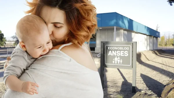 Bebé de la AUH con su madre en Anses