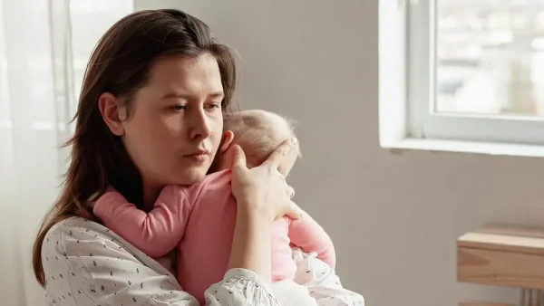 Madre cansada con su bebé