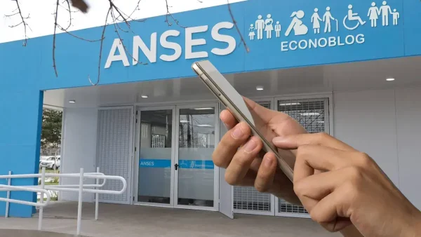 Mano con celular frente a Anses