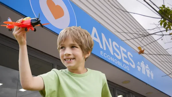 Chico de la AUH jugando en Anses