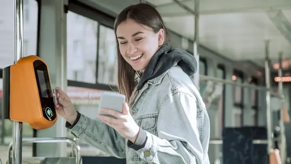 Estudiante viajando en colectivo
