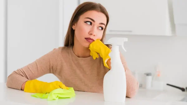 Empleada doméstica pensando