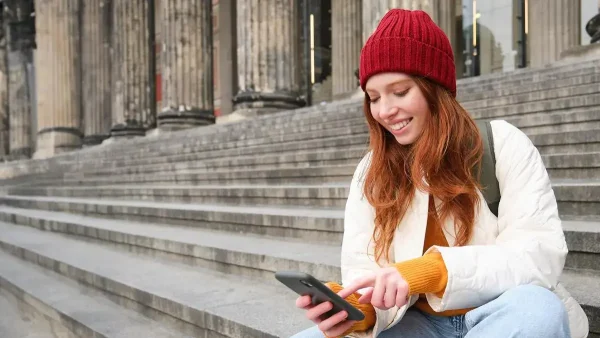 Estudiante con su celular