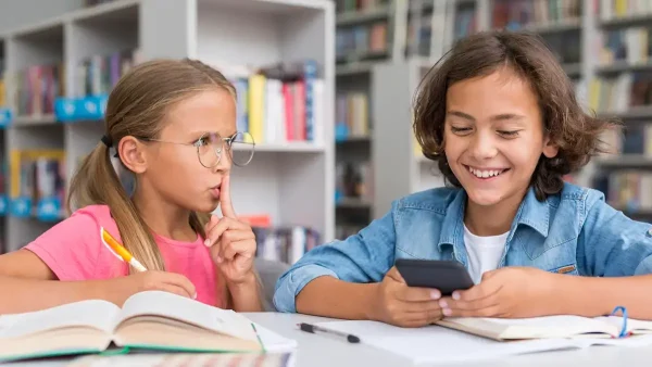 Estudiante con celular en la escuela