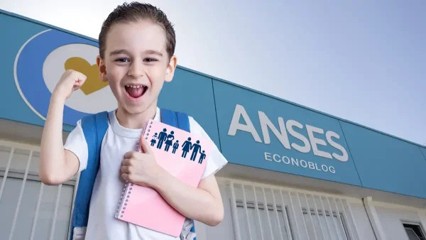 Estudiante en Anses con libro de AUH y SUAF