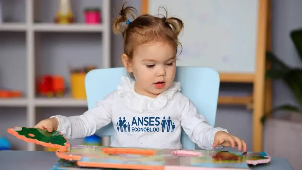 Estudiante de jardín con ropa de Anses para AUH y SUAF