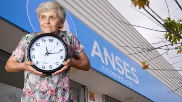 Jubilada con reloj frente a Anses