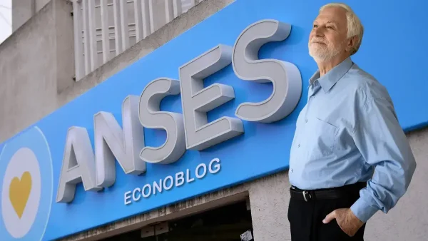 Jubilado frente a cartel de Anses