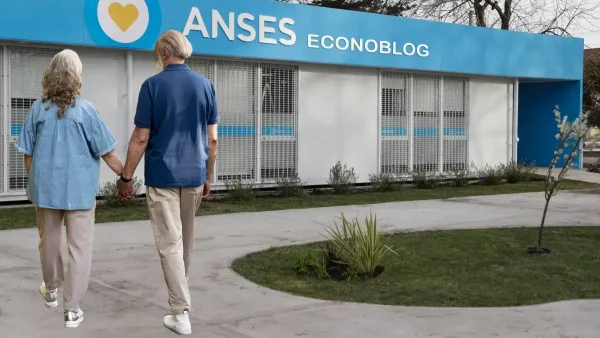 Jubilados caminando en Anses