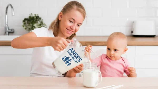 Bebé de la UAH junto a jarra de Anses