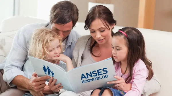 Familia con libro de Anses para el SUAF