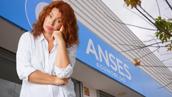 Mujer preocupada frente a Anses