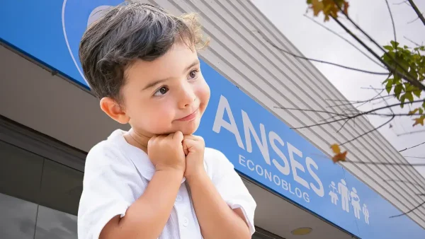 Niño de AUH en Anses