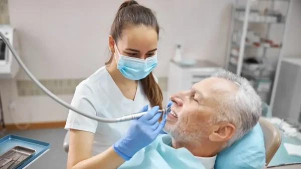 Odontóloga ateniendo a un jubilado