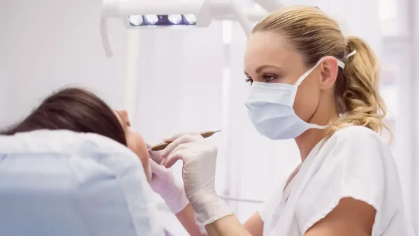 Odontóloga atendiendo