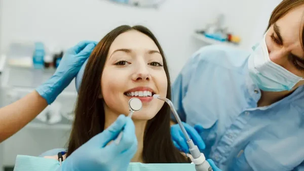 Odontólogo con su paciente