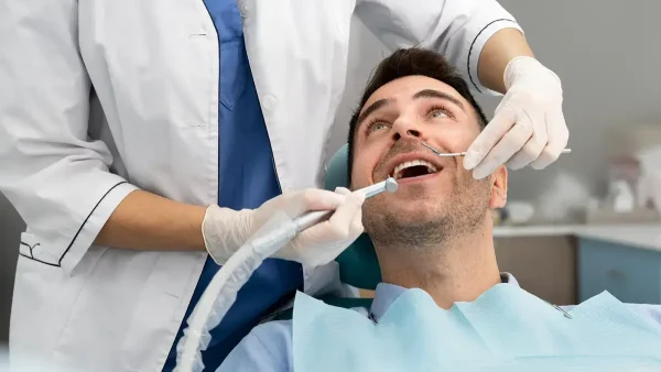 Odontólogo con si paciente