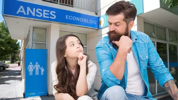 Padre del SUAF con su hija pensando frente a Anses