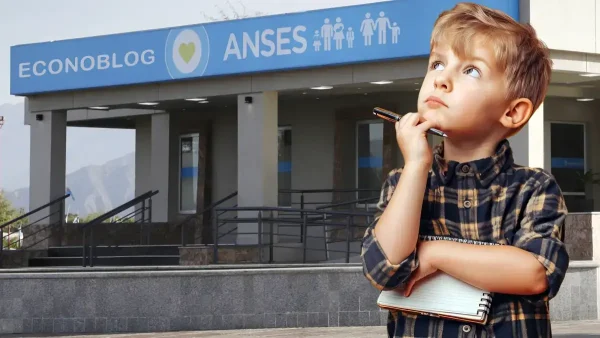 Niño pensando frente a cartel de Anses para AUH y SUAF