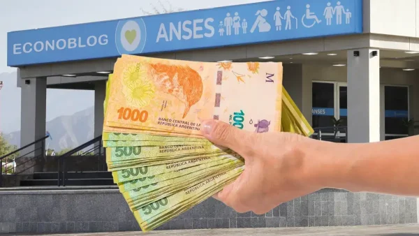 Mano con pesos frente a Anses