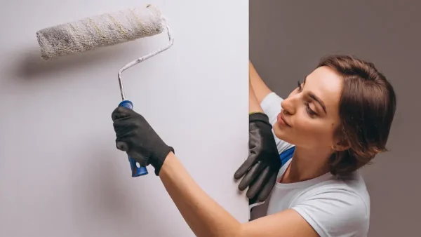 Mujer pintando una pared