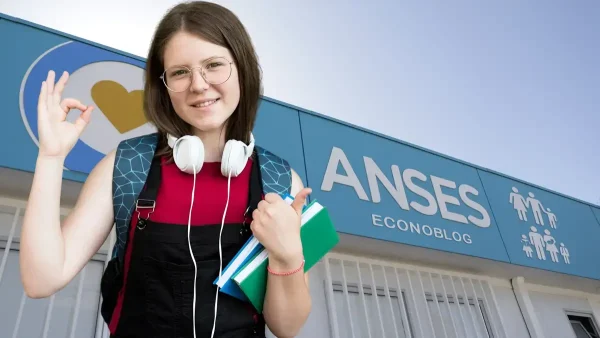 Estudiante en Anses junto a cartel de SUAF y AUH